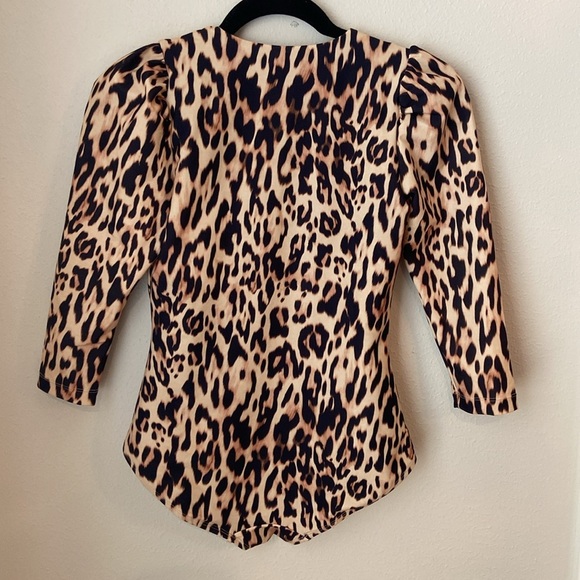 Stylest Cheetah DREAMSCULPT® Puff Sleeve Zip - Picture 3 of 5